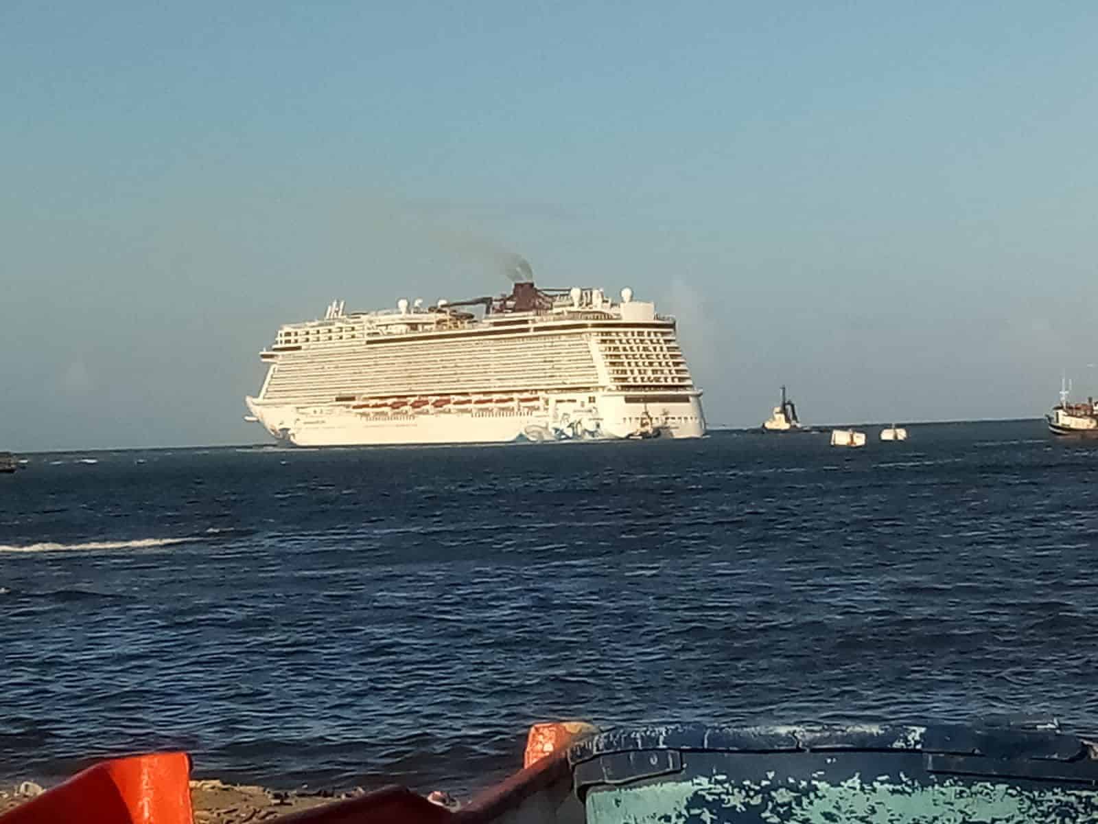 Encalla crucero en Bahía de Puerto Plata, la tarde del lunes.