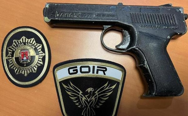 La Policía Local reduce a un hombre que amenazó a transeúntes con dispararles en Alicante
