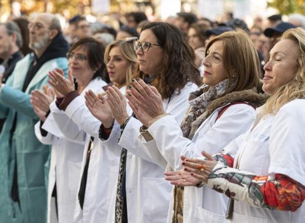 El colapso de la sanidad pública arrastra a la privada: listas de espera de hasta mes y medio para una resonancia