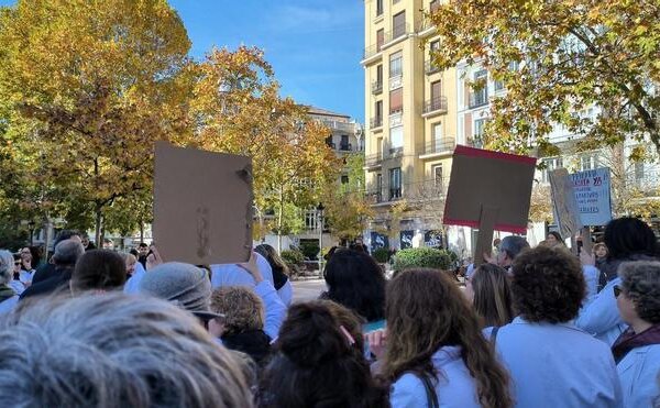 Ayuso intenta frenar la huelga con 2.000 nuevas plazas fijas y retribución extra por carga de trabajo