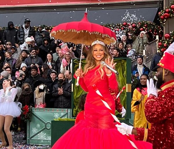 Inmóvil, en un vestido rojo y con sus hijos, Mariah Carey brindó un curioso show de Acción de Gracias