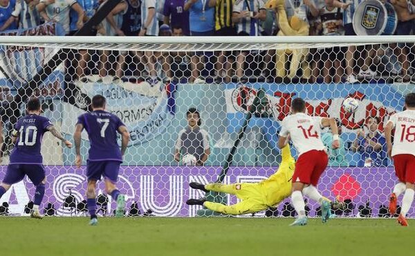 Szczesny paró un penalti polémico a Leo Messi