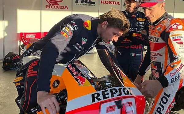 Verstappen se emociona con la moto de Márquez y ‘asusta’ para 2023