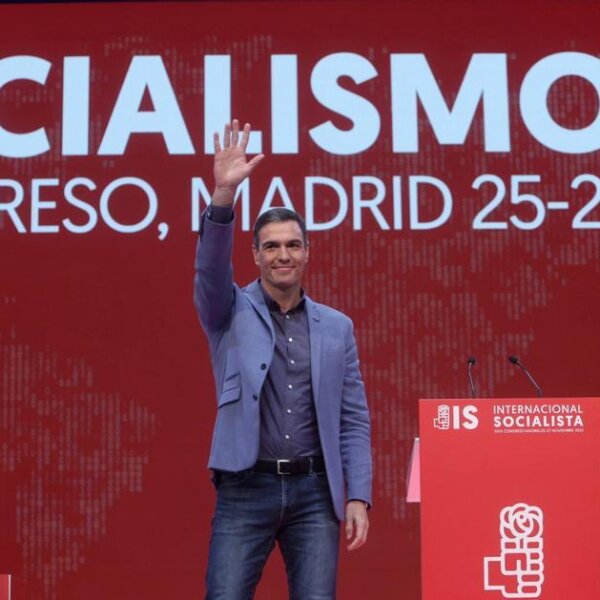 Sánchez culmina la semana dulce del Gobierno con su proclamación al frente de la Internacional Socialista