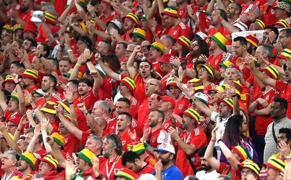 La FIFA permite a galeses llevar sombreros y banderas con bandera multicolor