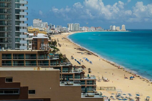 Polémica en Cancún: piden a hoteleros que den regalos a la Policía