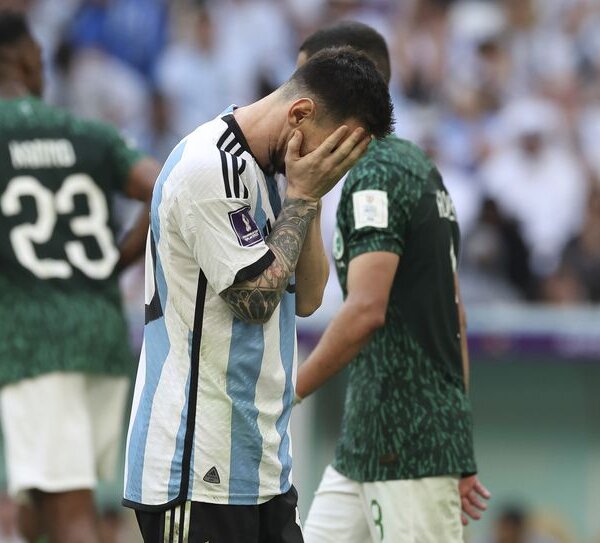 Messi y la derrota de Argentina en el debut del Mundial 2022: del gol liberador a un final con las piernas caídas y el ánimo roto