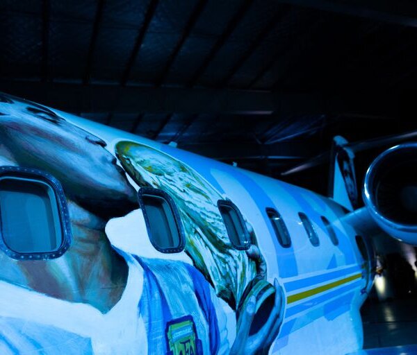 A dos años de la muerte de Diego Maradona: el avión y la muestra que lo homenajean en Qatar