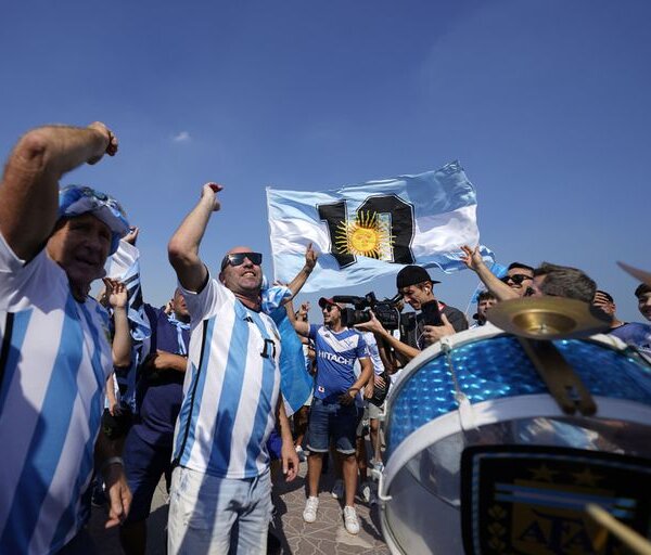 Mundial Qatar 2022. La previa de Argentina-México, en vivo: cantitos y arengas a Messi a horas de un partido decisivo
