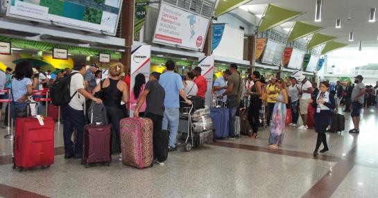 Abinader ordena aumento del personal de los organismos de seguridad en aeropuertos 