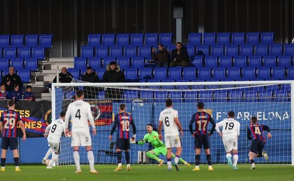 Jarro de agua fría para un Barça Atlètic que reaccionó demasiado tarde