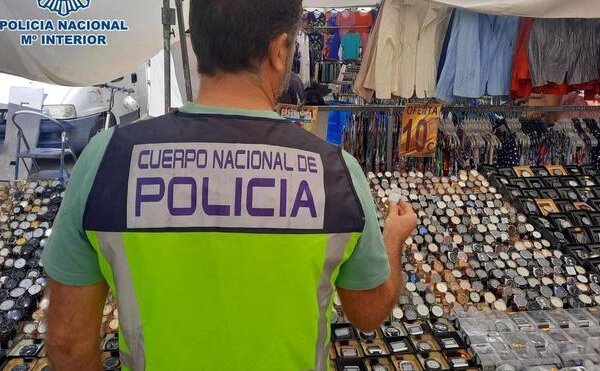 Once detenidos en un mercadillo de Benidorm por vender 2.400 productos falsificados