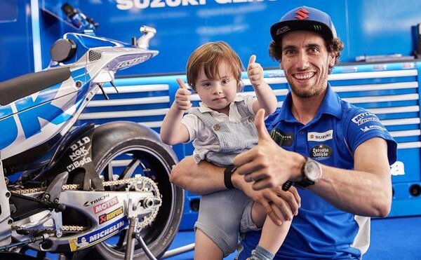 Álex Rins colabora en el calendario solidario de la Fundación Talita