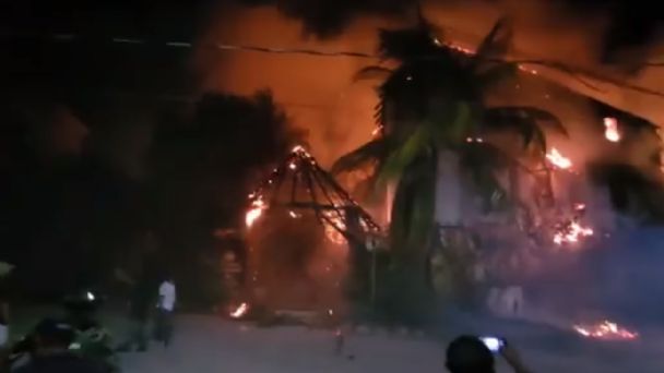 Fotos – Holbox pierde 60 cuartos tras incendio con retrasos de gobernantes