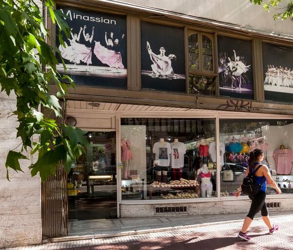 Entre el Colón y el Cervantes, la histórica tienda donde bailarines de todo el mundo buscan su par perfecto: “A algunos les lleva horas encontrarlo”