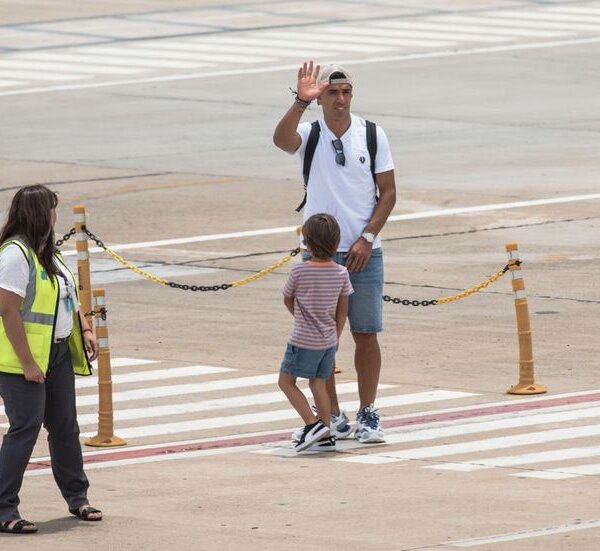 Luis Suárez llegó a Rosario para pasar las fiestas con Lionel Messi y su familia