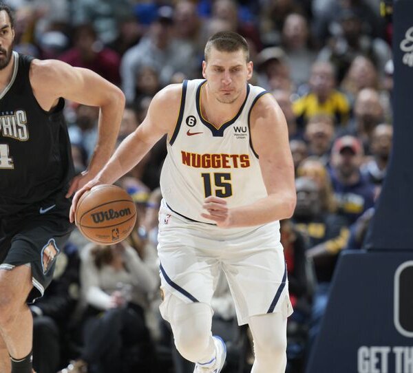 Un triple doble de Jokic impulsa a Nuggets ante Grizzlies