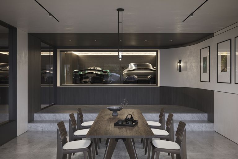 Una marca de autos de lujo construye su primera casa con un espacio para exponer los vehículos en el comedor