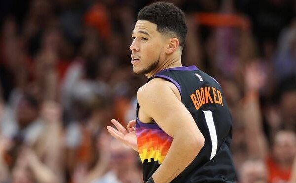 Devin Booker deslumbra con 51 puntos en solo tres cuartos