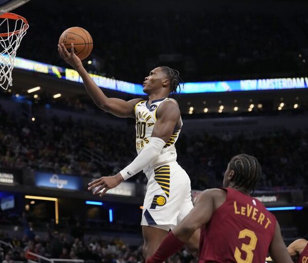 Hield conecta el triple más rápido y Pacers supera a Cavs