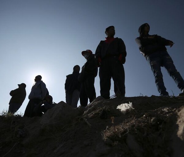 Tras revés judicial, migrantes se aferran a llegar a EEUU