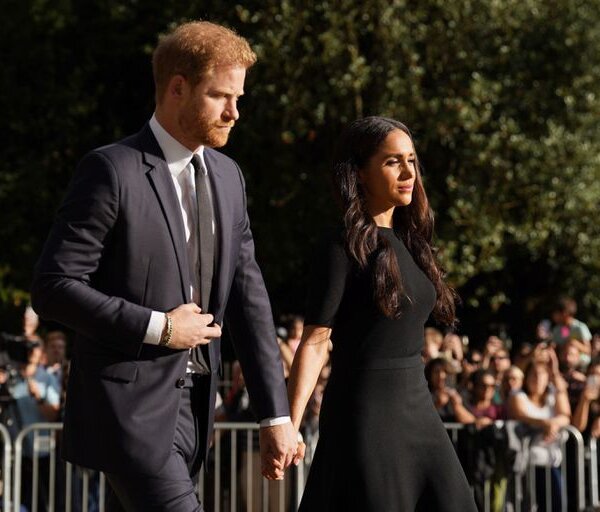 El príncipe Harry y Meghan Markle cuestionaron la disculpa del periódico The Sun: “No es más que un truco”