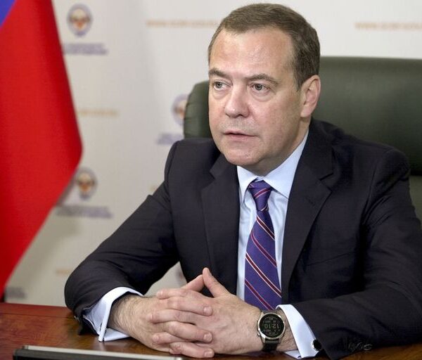 Las insólitas predicciones sobre Occidente para 2023 de un expresidente ruso cercano a Vladimir Putin