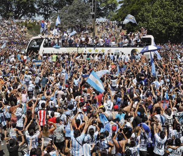 Incertidumbre, roces y decepción: la trastienda de los diálogos del Gobierno con la AFA en medio de la manifestación histórica
