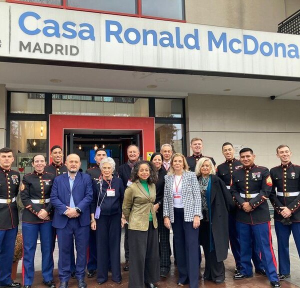 La embajadora de Estados Unidos visita la Casa Ronald McDonald de Madrid