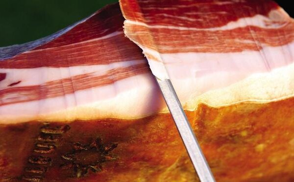 El Jamón de Teruel DOP, marcado a frío sabe mejor