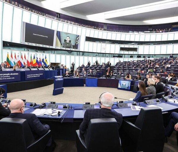 La UE invita a Zelenski a Bruselas y anuncia una cumbre en febrero
