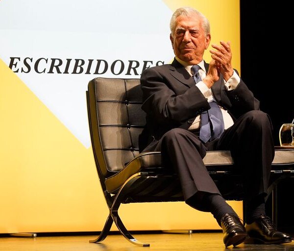 Mario Vargas Llosa entrará a la Academia Francesa aunque no escribe en francés