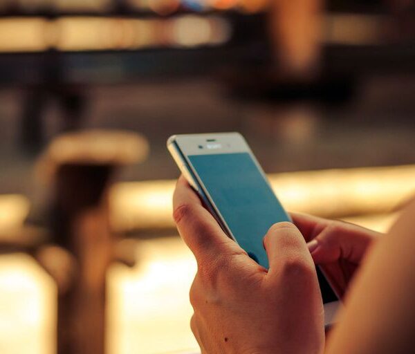 Cuáles son los aumentos para la telefonía celular, Internet y cable que autorizó el Gobierno