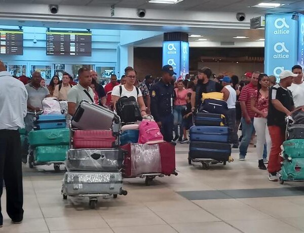 Alta demanda genera caos en el AILA: aerolíneas dejan equipajes de viajeros