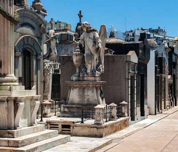 ¿Dónde está enterrado? El rey inca que murió pobre en Buenos Aires y yace en un lugar desconocido del Cementerio de la Recoleta