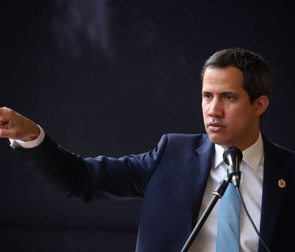 La Asamblea Nacional de Venezuela da un primer paso para cesar a Guaidó como presidente interino