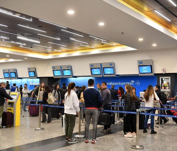 Más impuestos: La Cámpora aumentó 79% una de sus cajas y subirán los pasajes aéreos