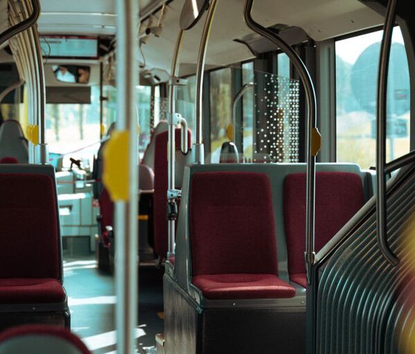 Se negó a cederle su asiento a una anciana, la mataron con las críticas, pero tenía una razón que nadie imaginó