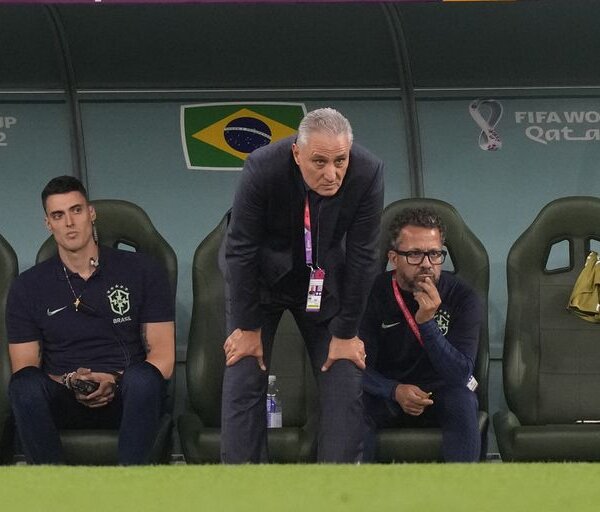 El brasileño Tite fue asaltado en Río, le recriminaron por la derrota en Qatar 2022 y suena un sucesor que habla portugués: “The Special One”