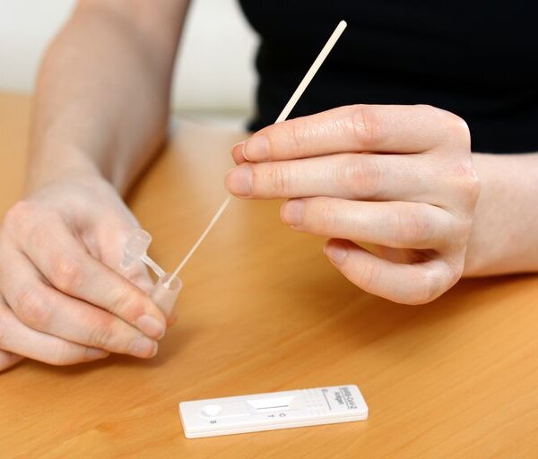 Cómo se hace el test rápido de Covid paso a paso y dónde reportarlo