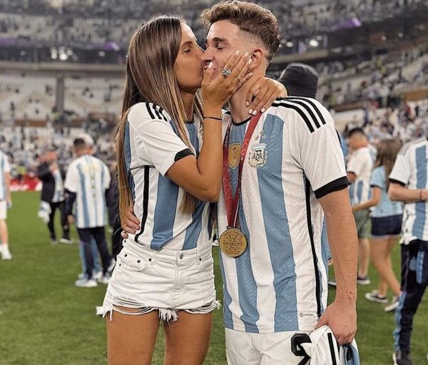 El beso de Emilia Ferrero a Julián Álvarez para festejar el campeonato del mundo