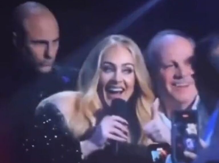 Mundial Qatar 2022. Adele se declaró fan de la selección argentina en medio de un show: “Te amo, Messi”