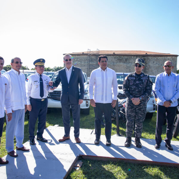 Abinader y Collado entregan vehículos para fortalecer seguridad turística