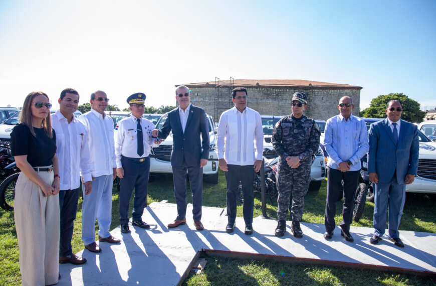 Abinader y Collado entregan vehículos para fortalecer seguridad turística