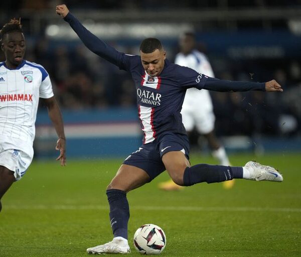 Mbappé salva al PSG con penal; Neymar expulsado