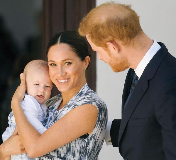 En plena lluvia de títulos reales en Gran Bretaña, ¿por qué los hijos de Harry y Meghan aún no tienen los suyos?