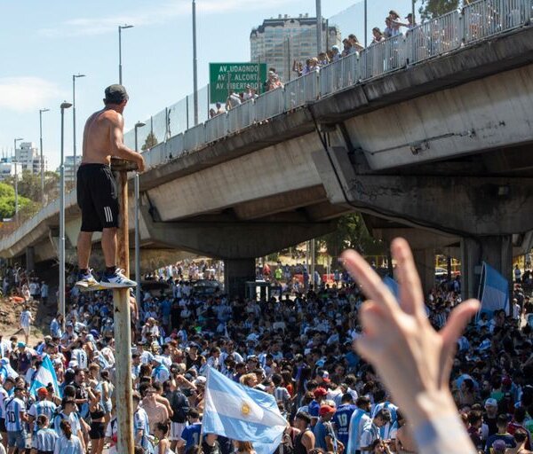 De la adrenalina a la decepción: nervios, murga, “San Dibu” y un aquelarre vial en la autopista Lugones