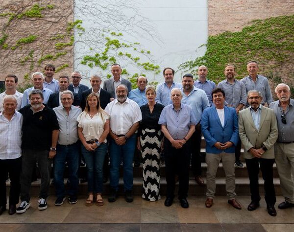 La CGT y los intendentes del PJ bonaerense buscaron cerrar filas para ordenar la interna