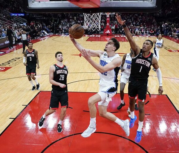 Magic se recupera de un déficit de 15 para vencer a Rockets