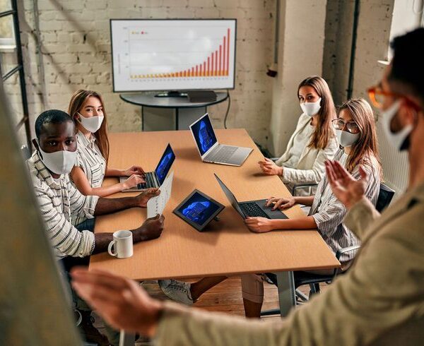Cómo la tecnología puede ayudar a compaginar la participación y el bienestar del empleado en entornos de trabajo híbrido